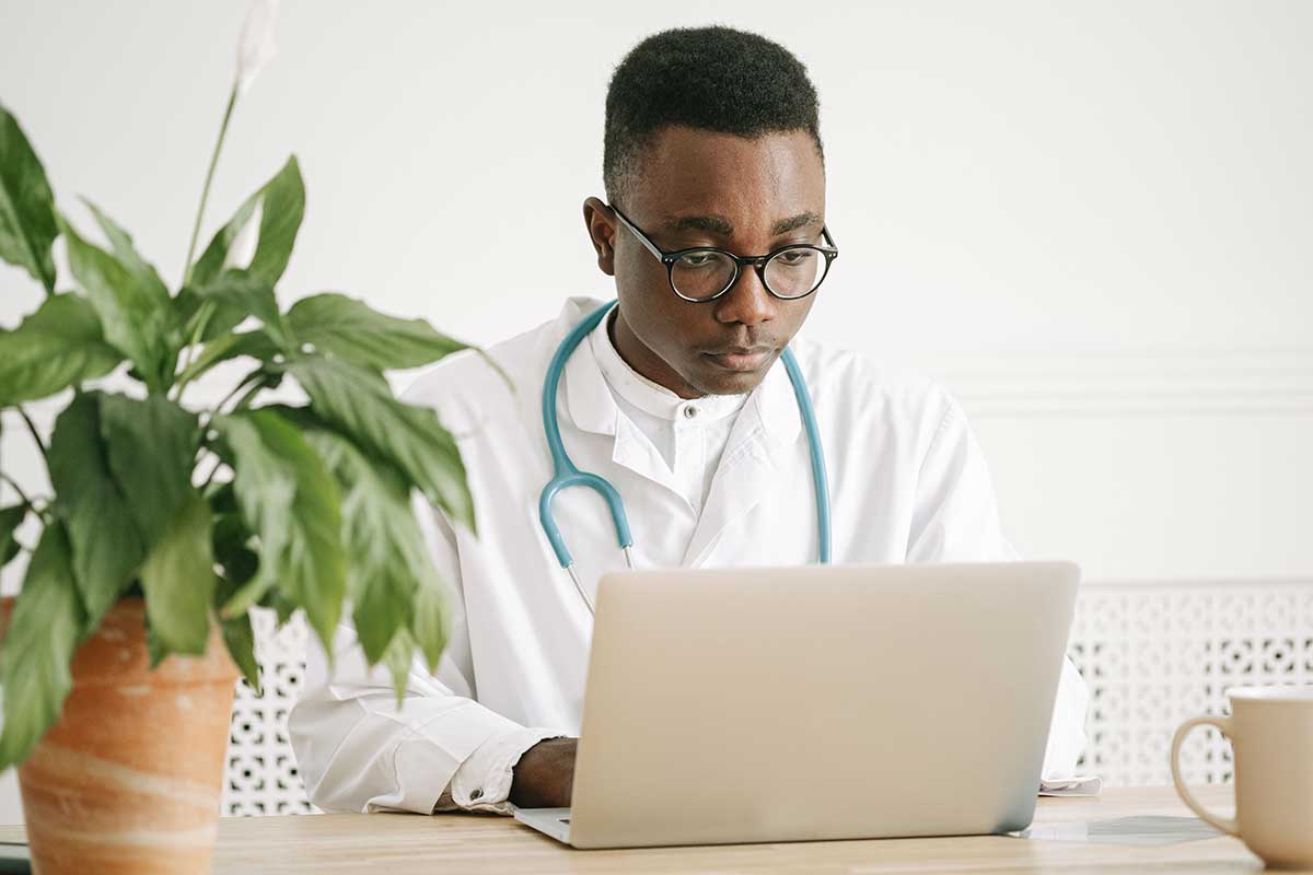 Médecin utilisant Docmava
